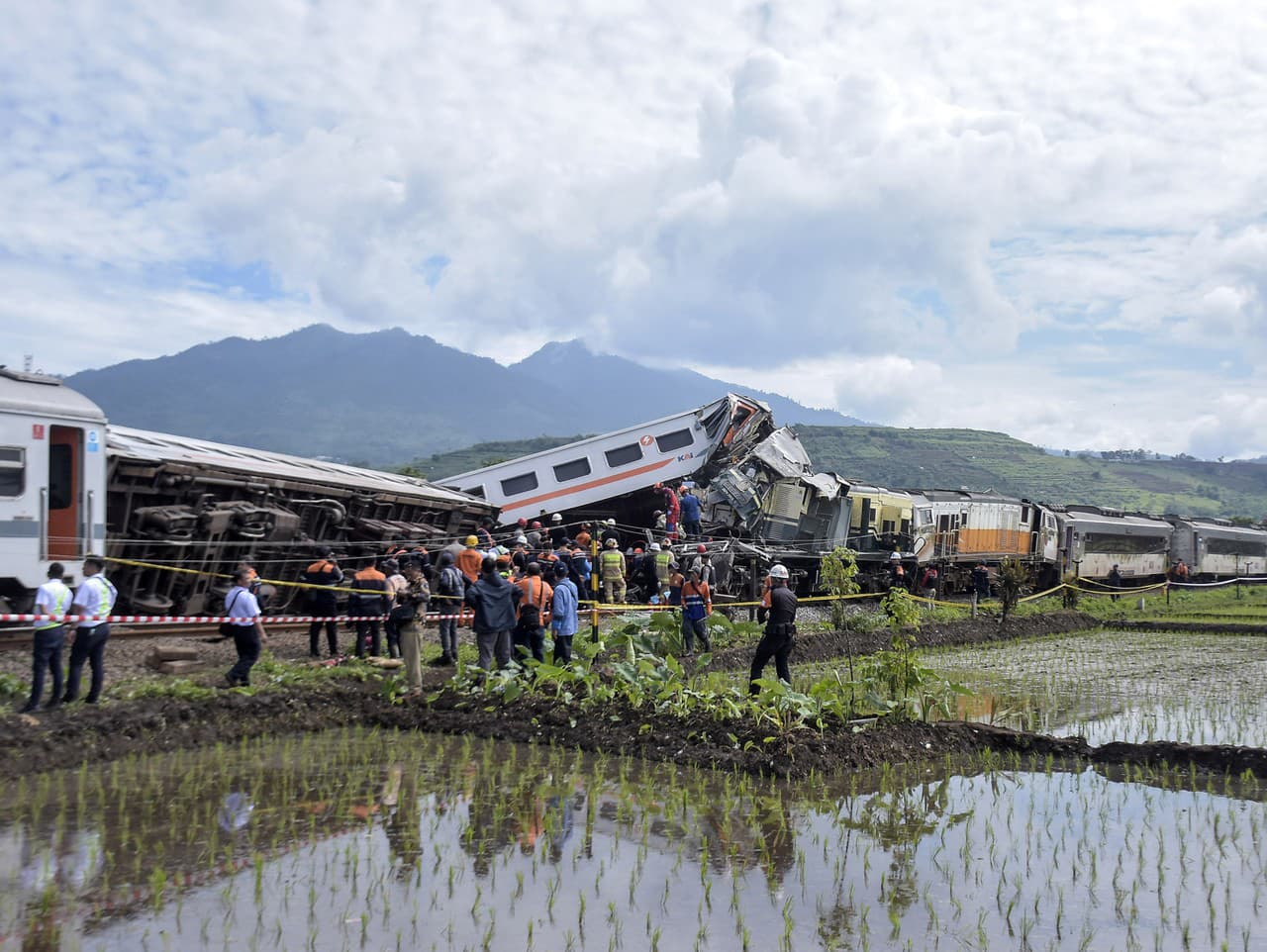 V Indonézii sa tragicky zrazili dva vlaky