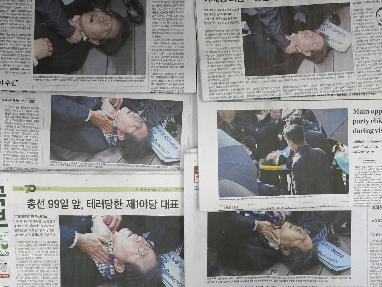 Na titulných stranách novín sa objavuje juhokórejský opozičný líder I Če-mjong v Soule v Južnej Kórei v stredu 3. januára 2024.