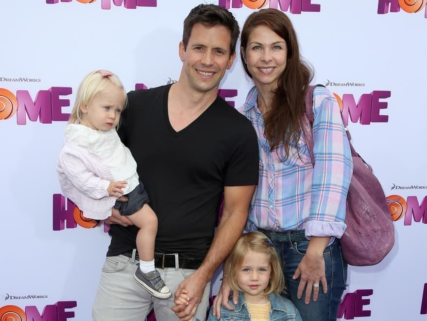 Christian Oliver s manželkou a dcérami na foto z roku 2015.