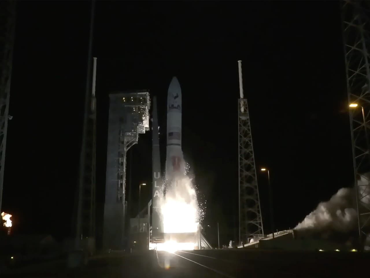 Na snímke z videa NASA raketa Vulcan spoločnosti United Launch Alliance s pristávacím modulom Astrobotic Technology na palube štartuje z vesmírnej stanice Cape Canaveral na Floride v pondelok 8. januára 2024. 