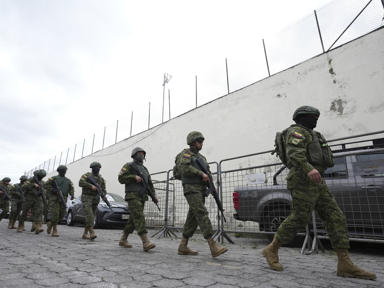 Polícia a vojaci sa pripravujú na vstup do väzenia El Inca, aby potlačili nepokoje v Quite.