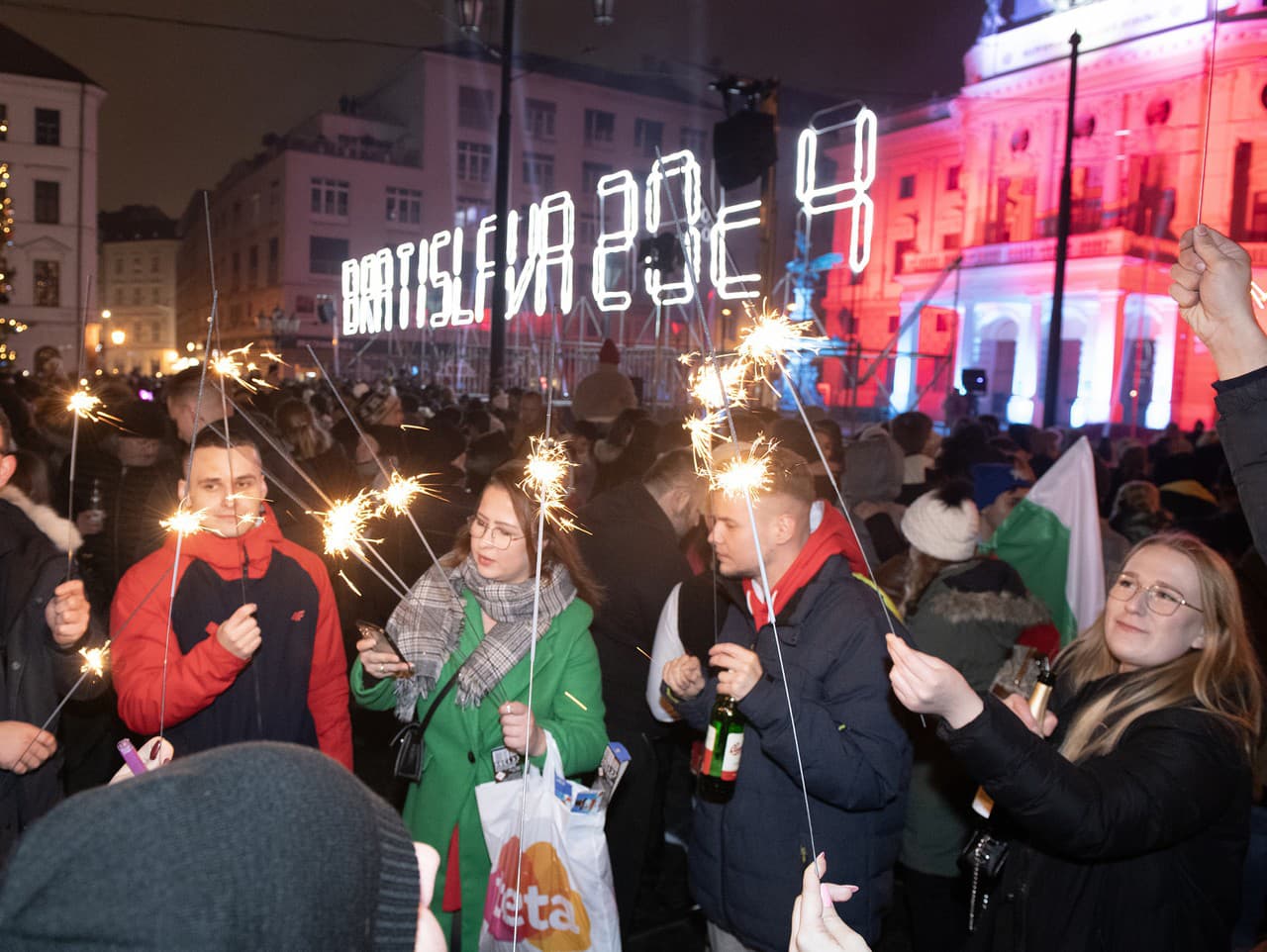 Ľudia oslavujú príchod Nového roka 2024 na Hviezdoslavovom námestí v Bratislave