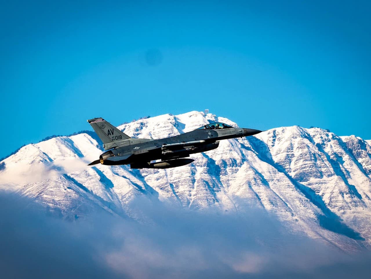 Americká síhačka F-16 počas leteckého cvičenia vo vzdušnom priestore Balkánskeho polostrova