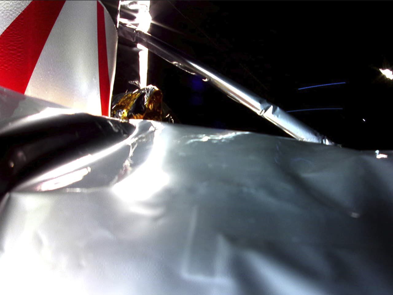 Na snímke z namontovanej kamery je zobrazená narušená časť izolácie na pristávacom zariadení Peregrine na ceste k pristátiu na Mesiaci