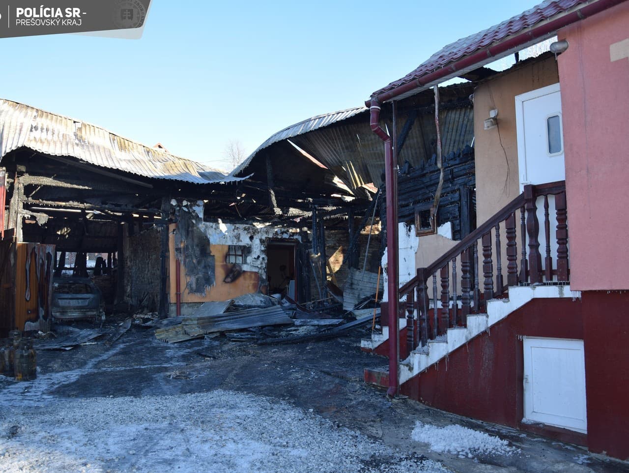 Dom, auto a hospodársku budovu zasiahol požiar