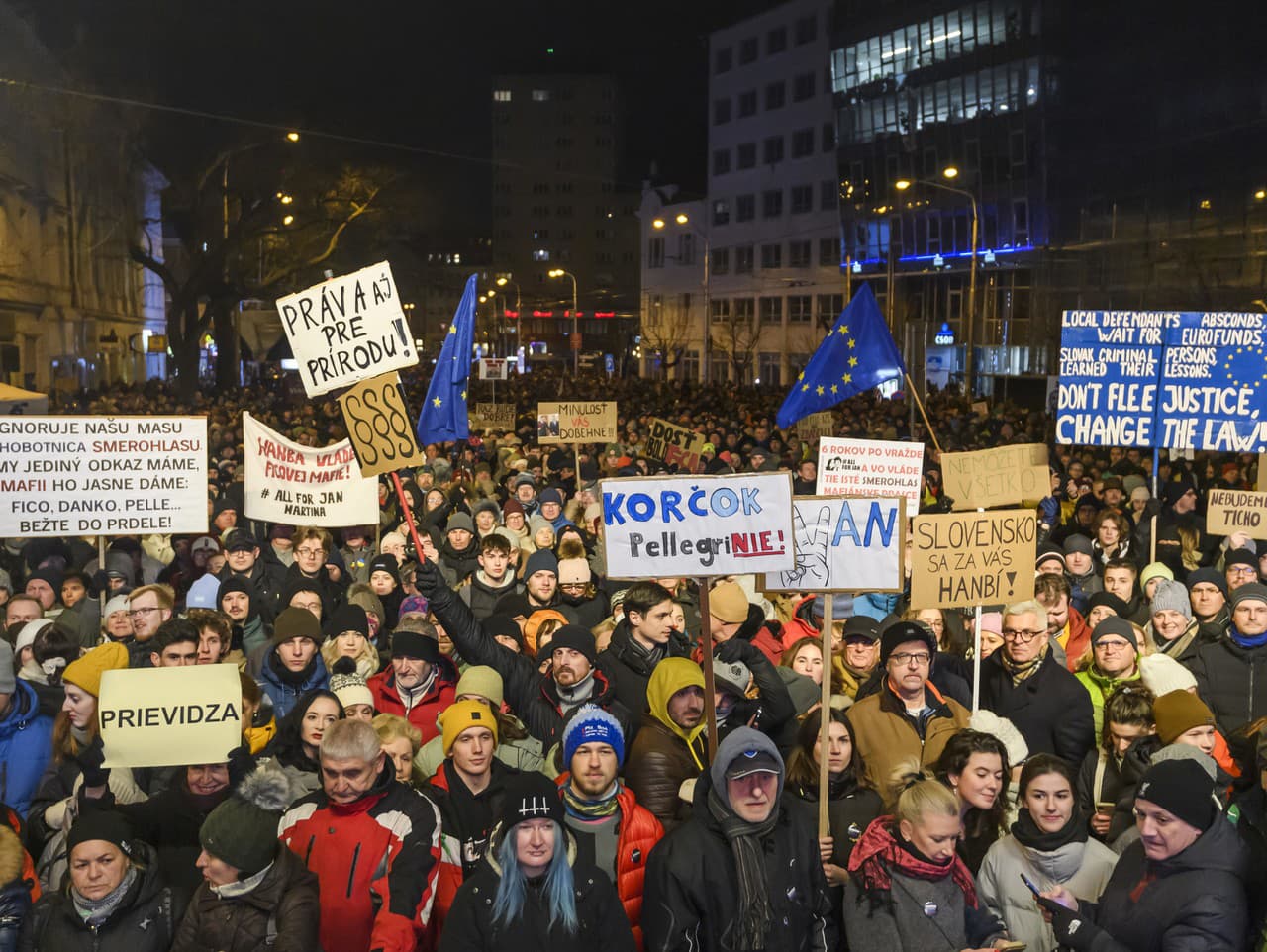 Ľudia počas protestného zhromaždenia hnutia Progresívne Slovensko (PS), strany Sloboda a Solidarita (SaS) a Kresťanskodemokratického hnutia (KDH) proti návrhu trestného zákona, ktorý obsahuje aj zrušenie Úradu špeciálnej prokuratúry, 11. januára 2024 na N
