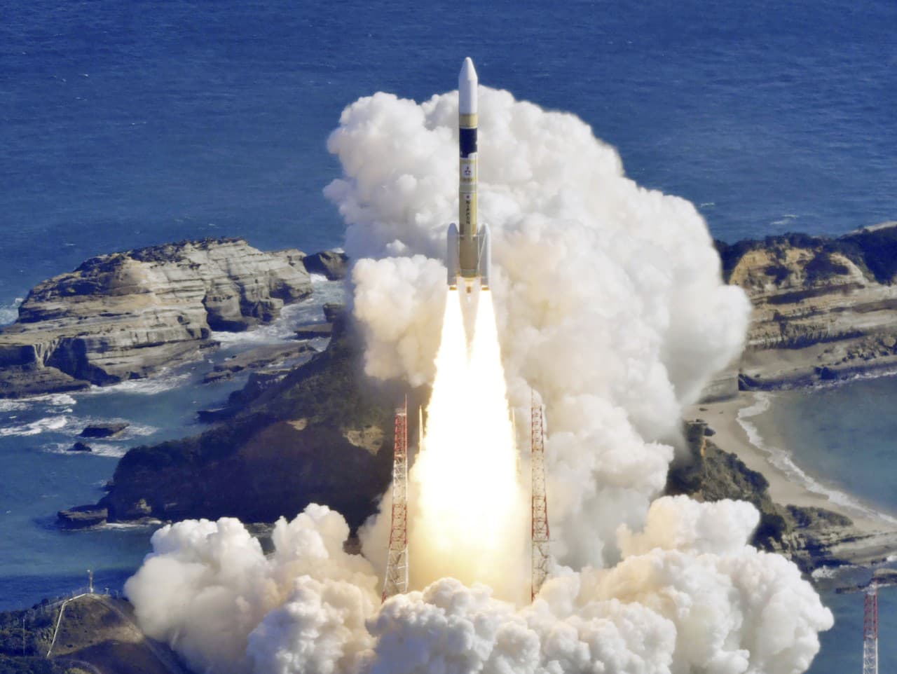 Raketa H2A je zdvihnutá zo štartovacej rampy vo vesmírnom stredisku Tanegashima v Kagošime v južnom Japonsku