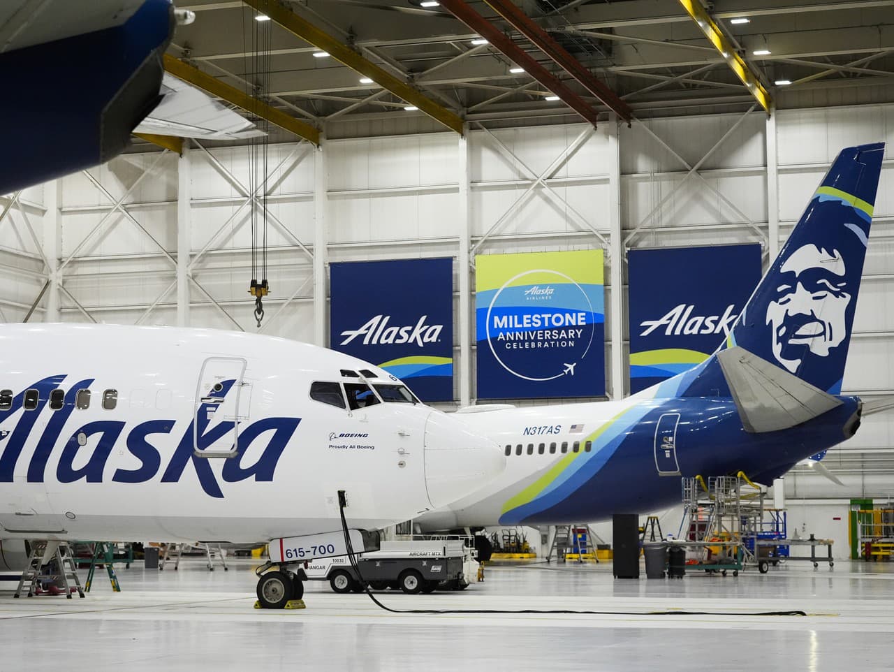 Lietadlá Alaska Airlines sedia v hangári leteckej spoločnosti na medzinárodnom letisku Seattle-Tacoma.