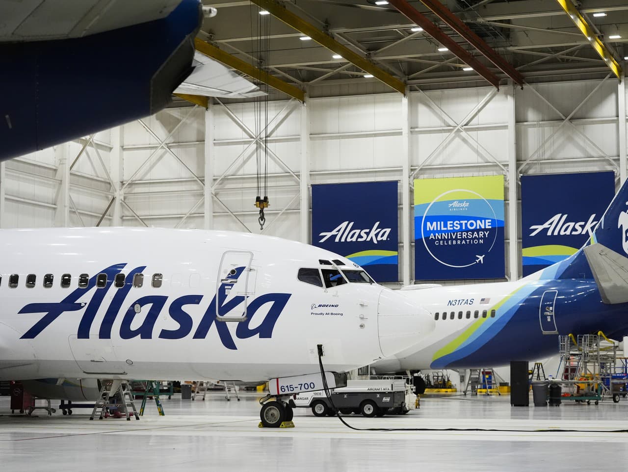 Lietadlá Alaska Airlines sedia v hangári leteckej spoločnosti na medzinárodnom letisku Seattle-Tacoma.