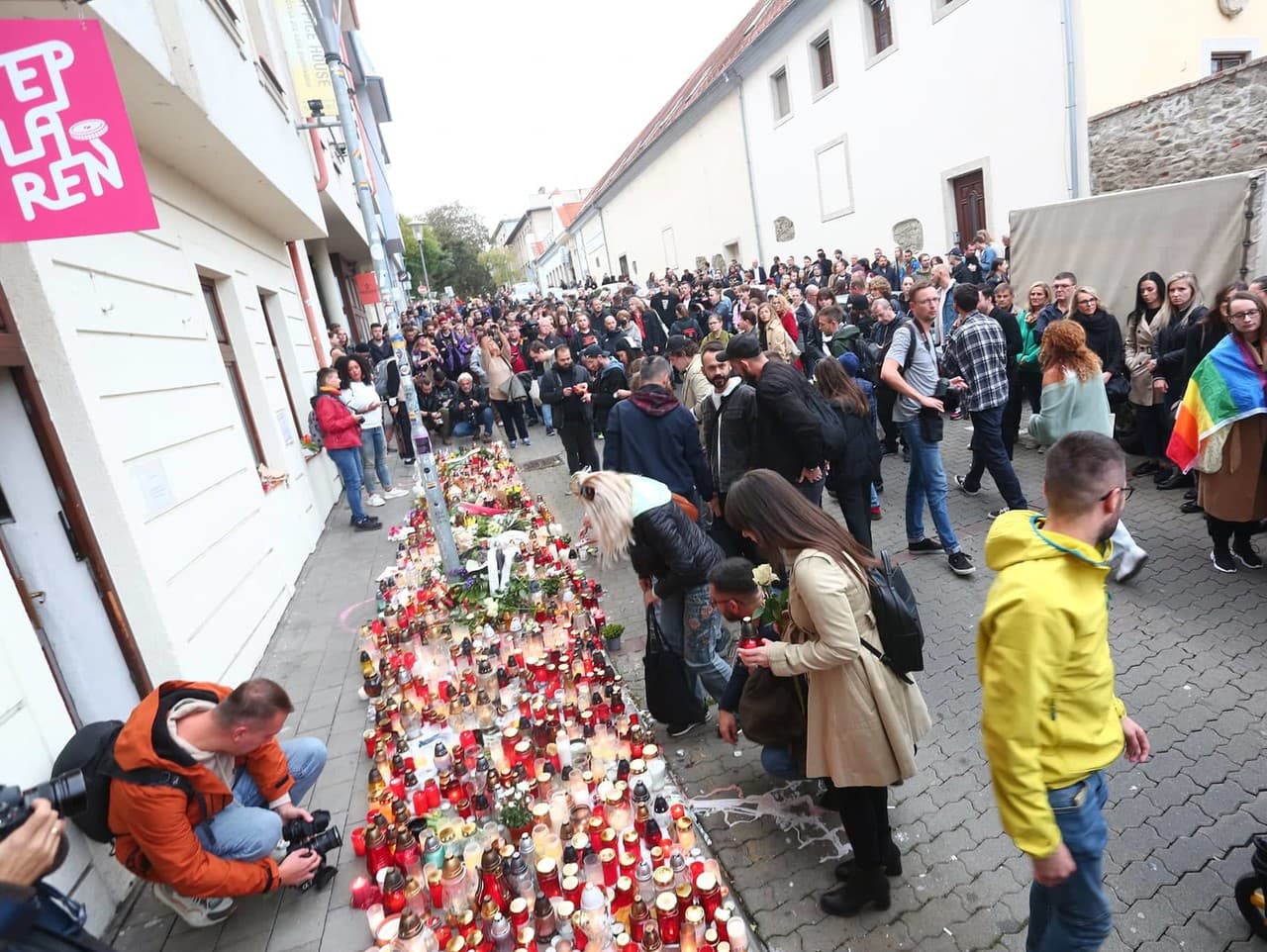 Ľudia prišli zapáliť sviečku na Zámockú ulicu v Bratislave a dať posledné zbohom Jurajovi a Matúšovi. 