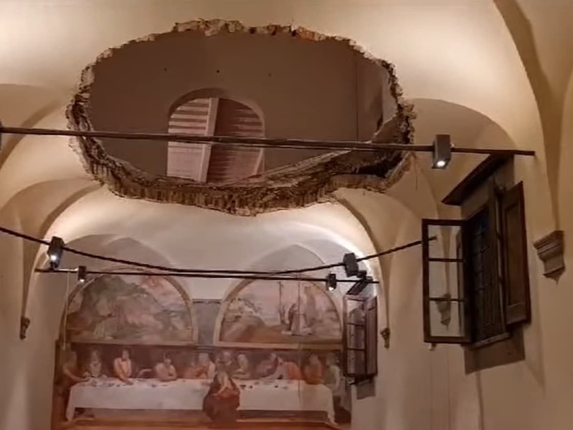 Počas svadby v kláštore Giaccherino v Taliansku sa pod svadobčanmi prepadla podlaha