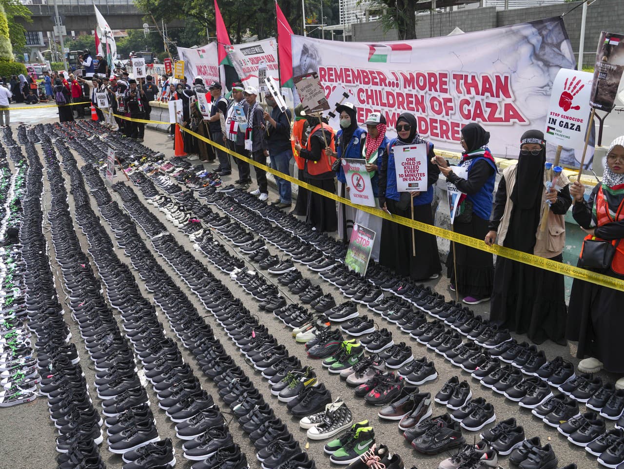 Protestujúci ukazujú tisíce topánok, ktoré predstavujú deti zabité vo vojne medzi Izraelom a Hamasom v Gaze počas zhromaždenia na podporu Palestínčanov pred americkým veľvyslanectvom v Jakarte v Indonézii v pondelok 15. januára 2024.