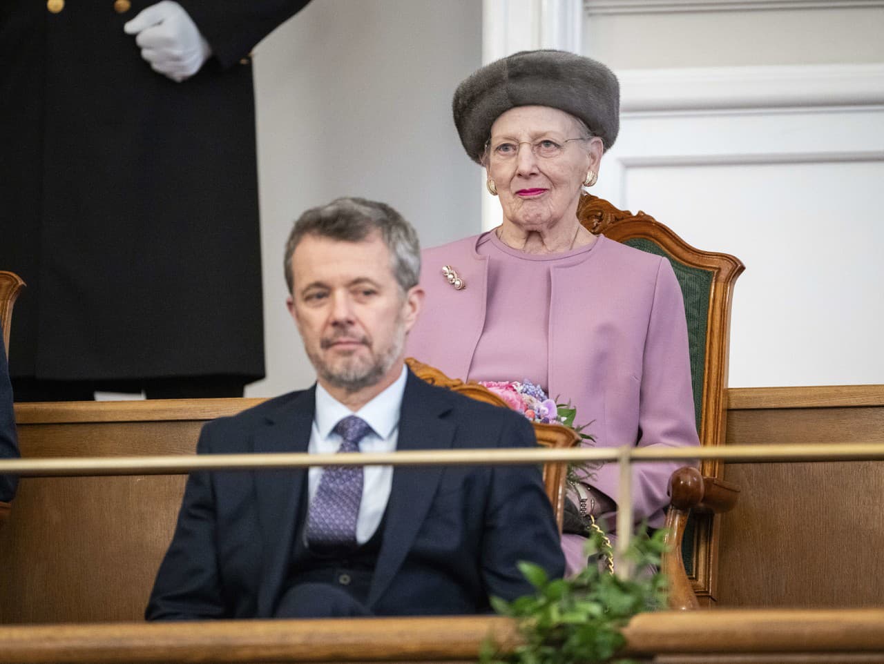 Nový dánsky kráľ Frederik X. (v popredí) a bývalá dánska kráľovná Margaréta sedia počas návštevy v dánskom parlamente