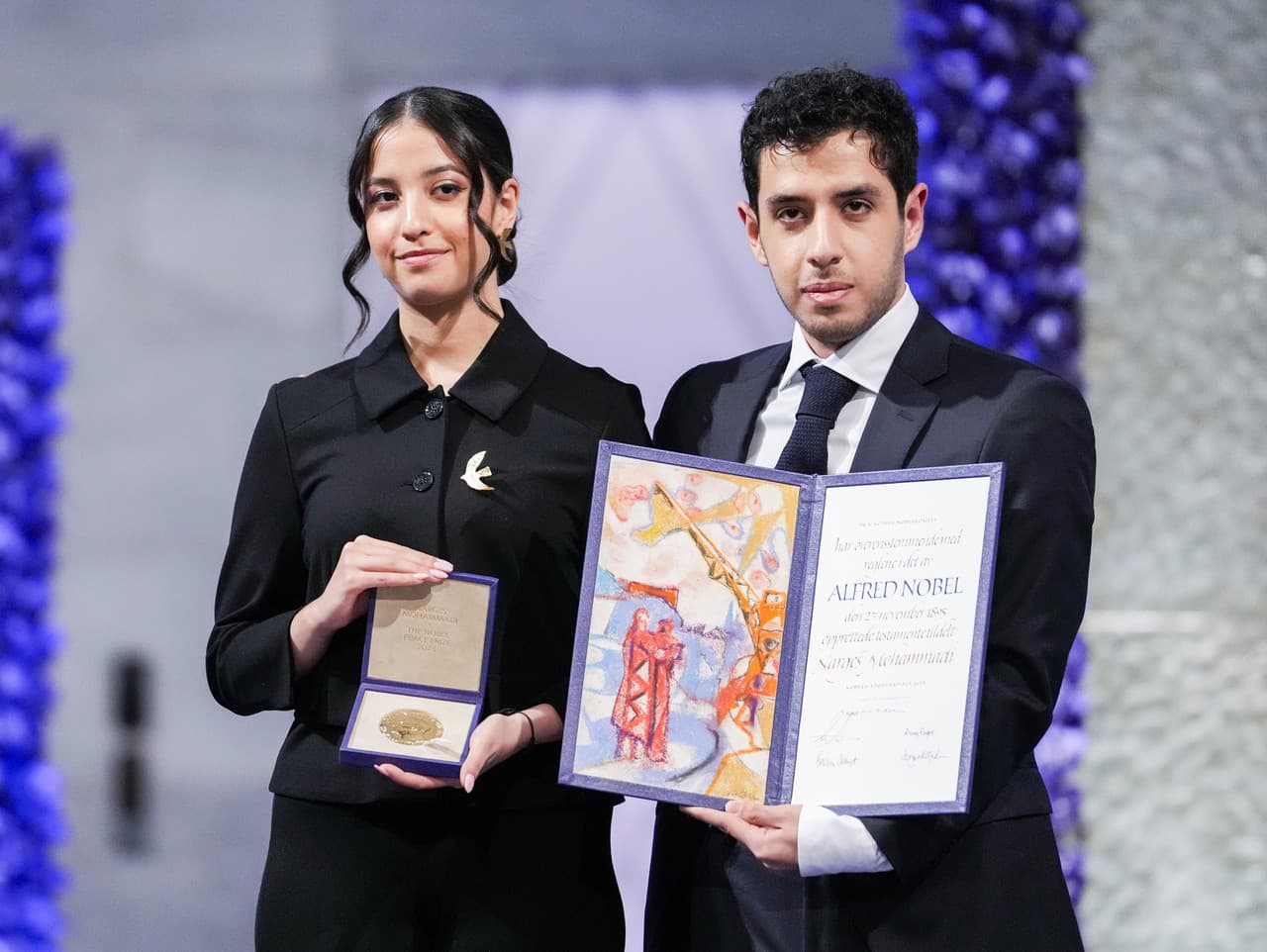 Deti väznenej Narges Mohammadíovej preberajú Nobelovu cenu