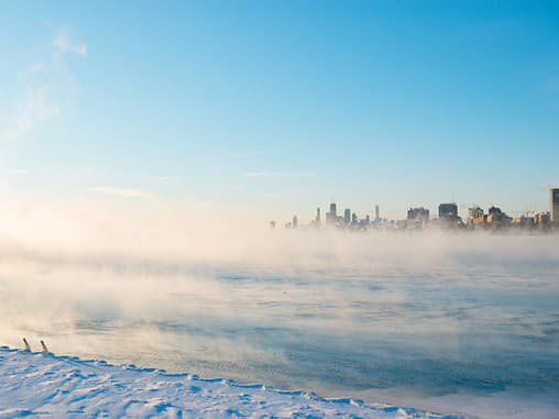 Jazero Michigan sa počas zimy vyparuje. V pozadí mesto Chicago