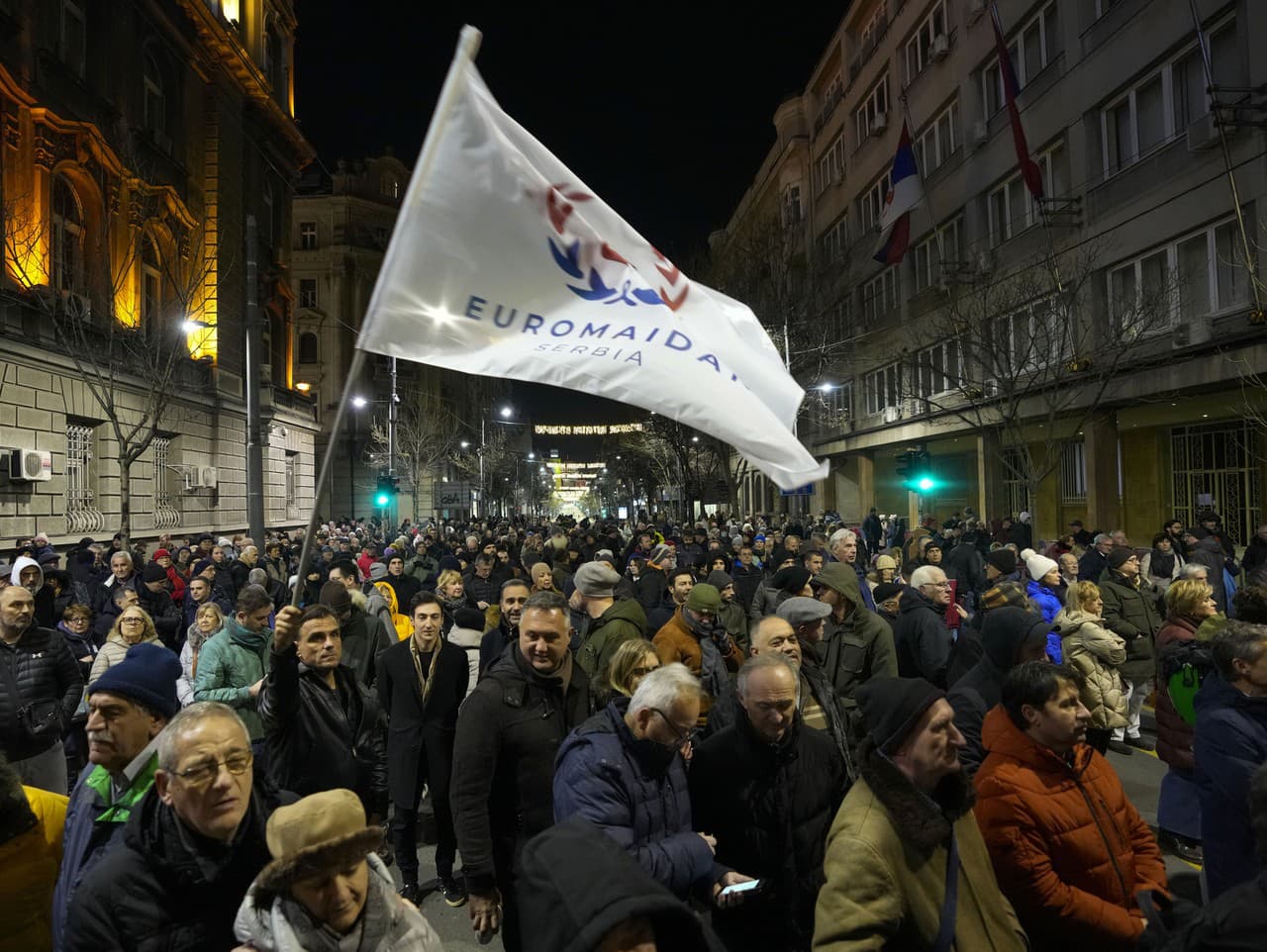 Ľudia podporujúci opozíciu sa vybrali do ulíc protestovať proti voľbám