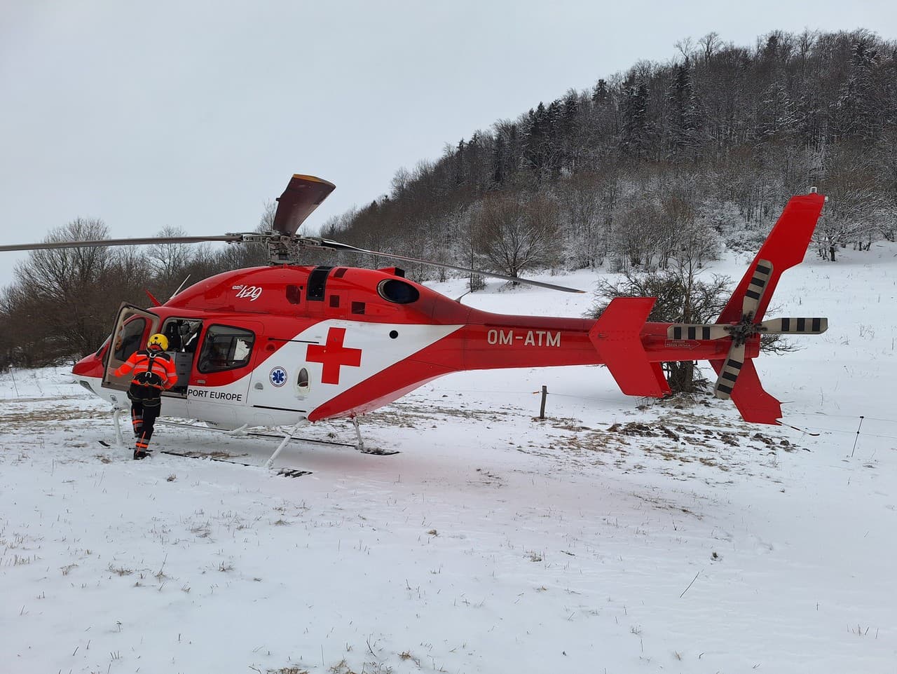 Leteckí záchranári pomáhali zranenému pilčíkovi v lese nad Hornou Lehotou