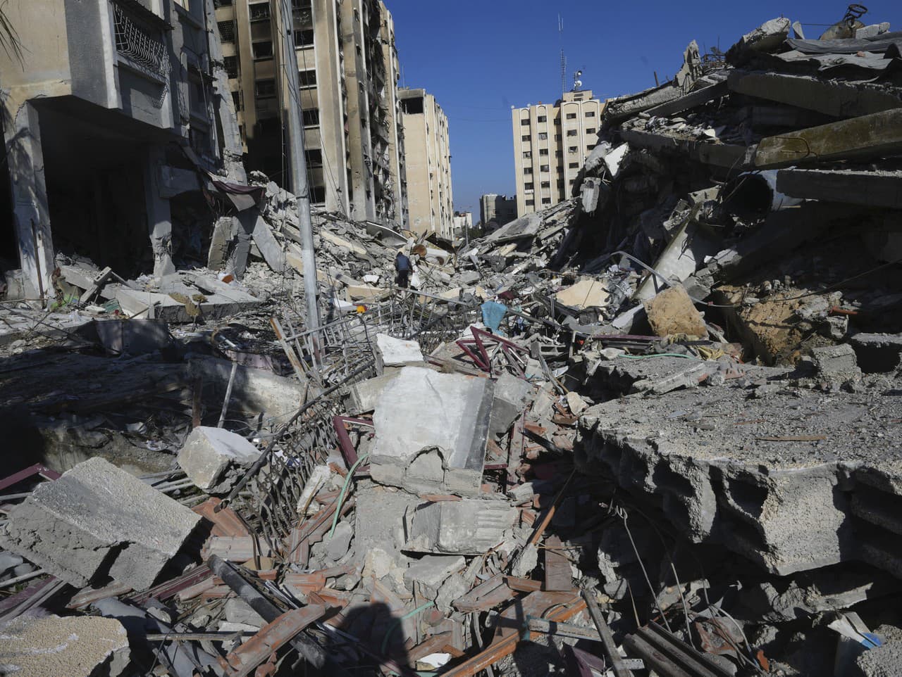 Palestínčania kráčajú v ruinách zničenej Gazy