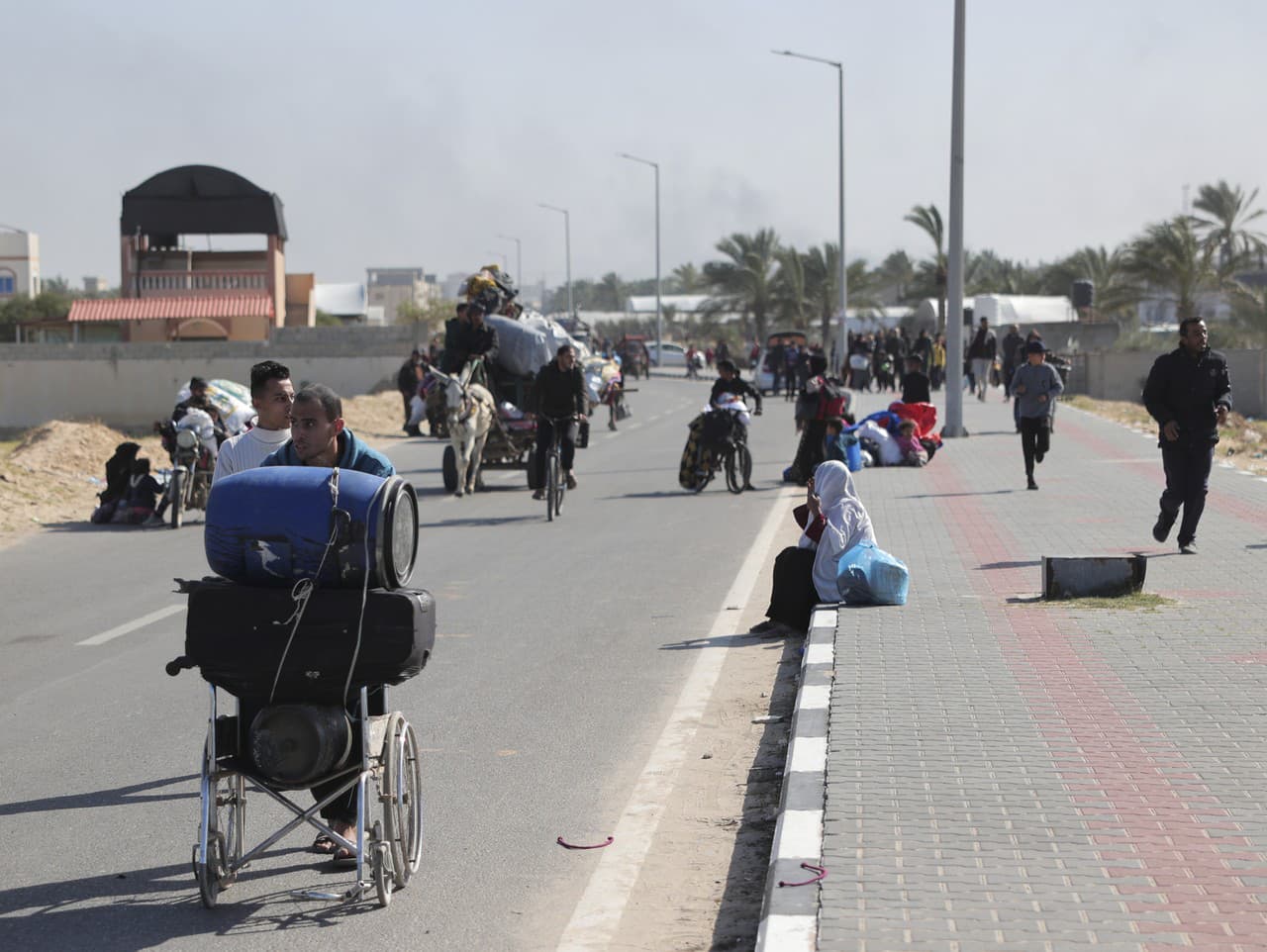 Palestínčania utekajú z Chán Júnisu pred izraelskou pozemnou a leteckou ofenzívou na pásmo Gazy, pondelok 22. januára 2024.
