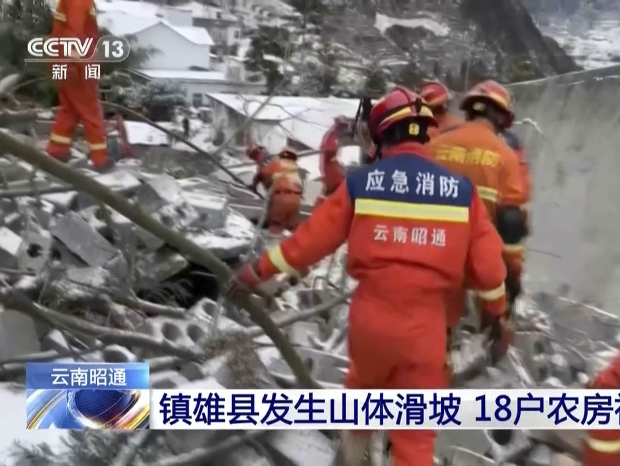 Na snímke záchranári zasahujú po zemetrasení