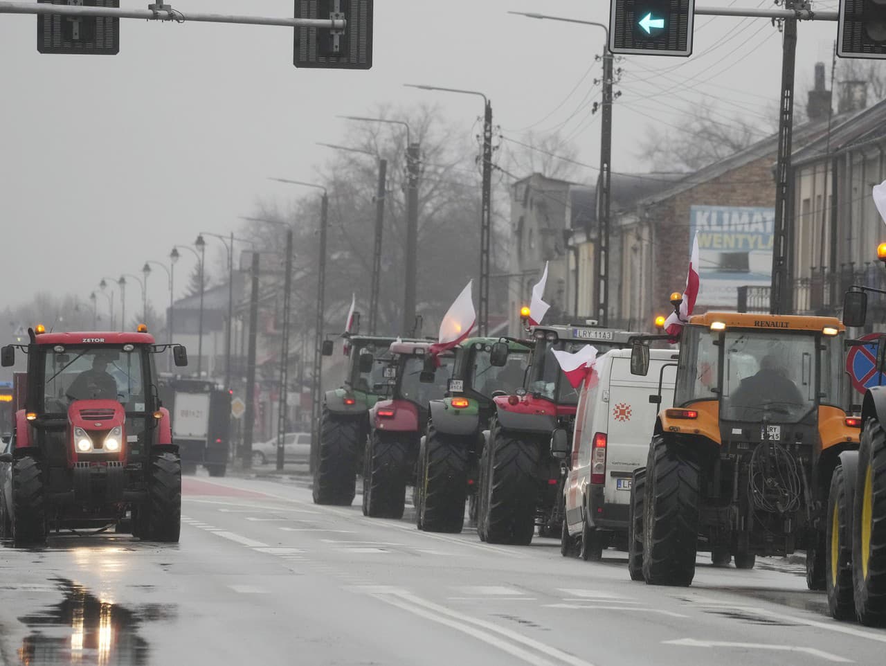 Poľskí farmári zablokovali vyše 160 ciest na protest proti dovozu z Ukrajiny