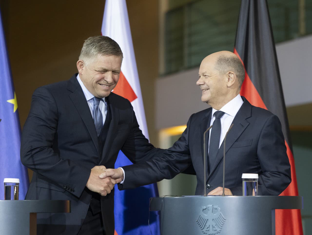 Nemecký kancelár Olaf Scholz a predseda vlády SR Robert Fico