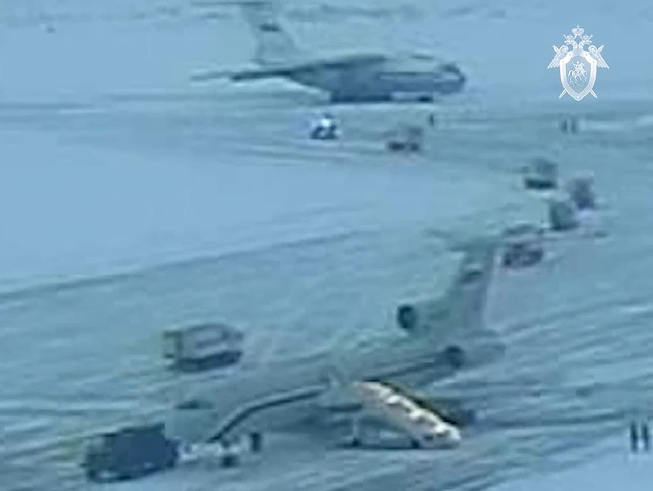 Autobusy s ukrajinskými vojnovými zajatcami zaparkované pri nakladaní ukrajinských vojakov na palubu ruského vojenského lietadla Il-76, ktoré sa neskôr zrútilo pri Jablonove v Belgorodskej oblasti Ruska