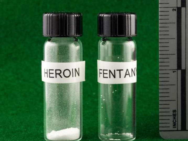 Obrázok ukazuje, koľko dávky stačí k predávkovaniu heroínom a koľko dávky je potrebnej k predávkovaniu fentanylom