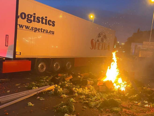 Demonštranti vo Francúzskom meste napadli český kamión 