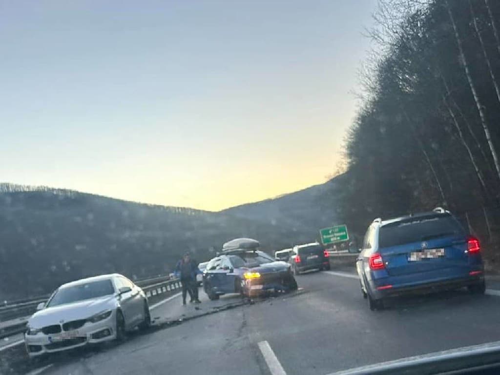 Na R1 za Budčou smerom na Žiar nad Hronom sa zrazili dve autá.