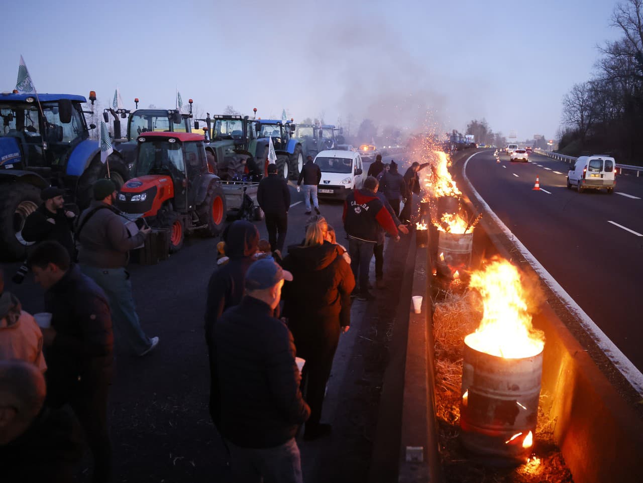 Francúzski poľnohospodári protestujú na cestách okolo Paríža