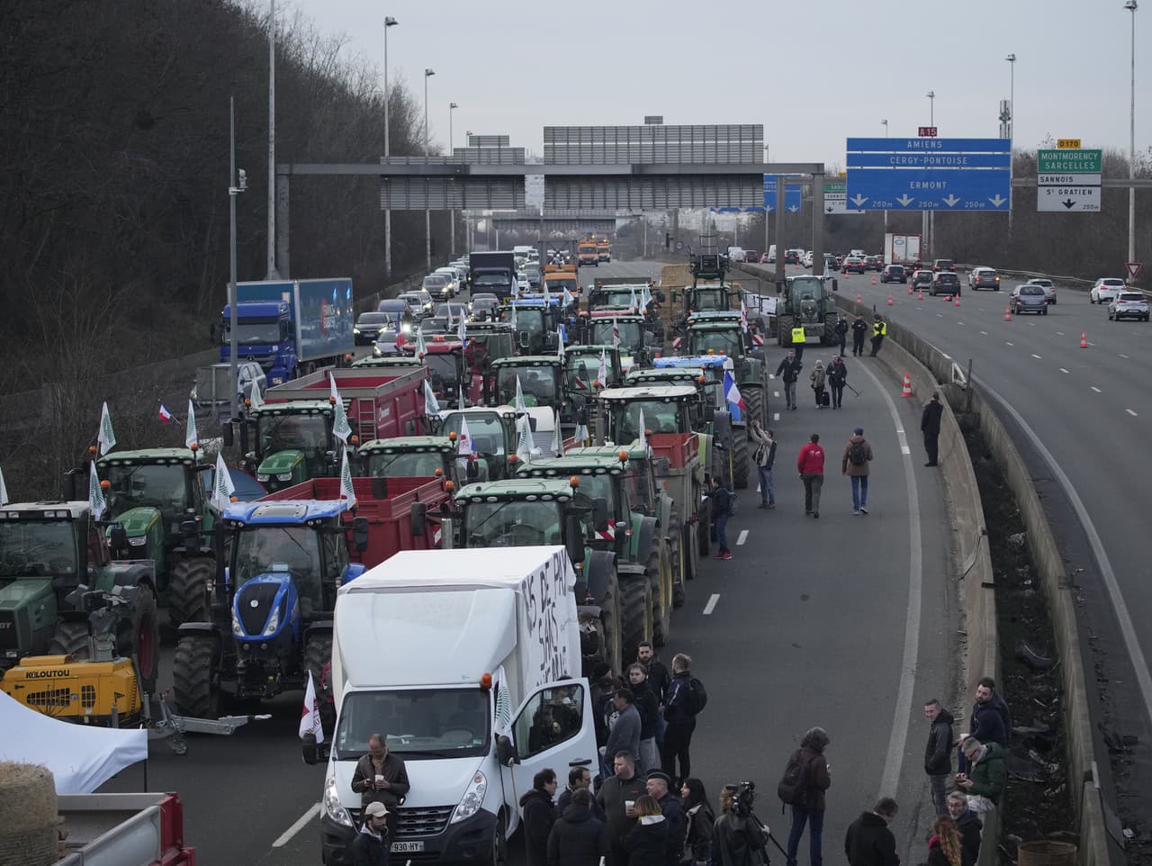 Francúzski poľnohospodári blokujú diaľnicu v meste Argenteuil, severne od Paríža v pondelok 29. januára 2024.