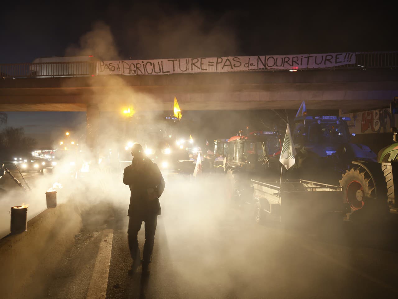 Francúzski poľnohospodári protestujú na cestách okolo Paríža