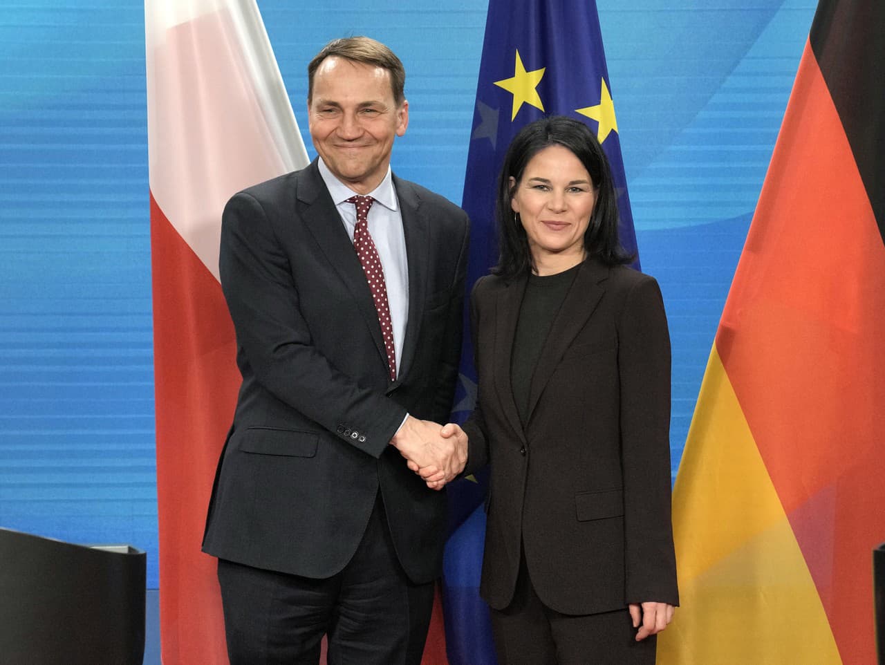 Nemecká ministerka zahraničných vecí Annalena Baerbocková a poľský minister zahraničných vecí Radosław Sikorski