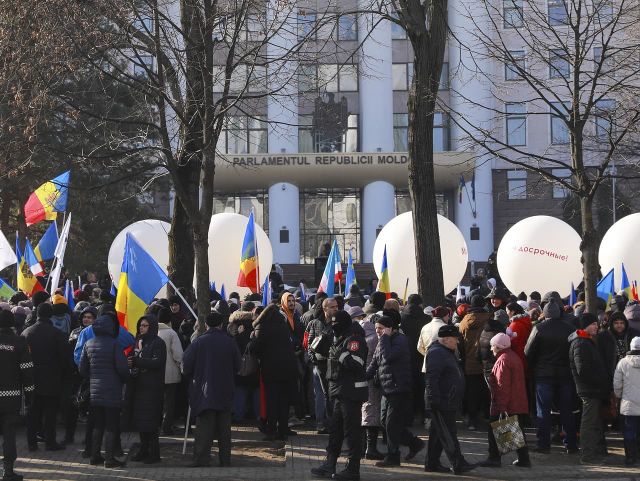 Priaznivci strany priateľskej k Rusku stoja pred budovou parlamentu počas protestu proti vládnej Strane akcie a solidarity (PAS)