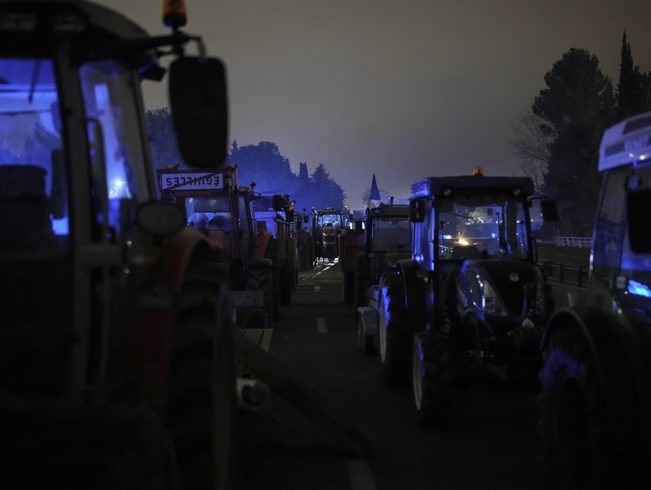 Farmári svojimi traktormi blokujú diaľnicu v Aix-en-Provence v južnom Francúzsku 