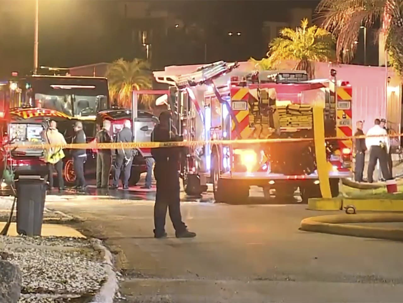 Na snímke z videozáznamu je vidieť hasičské auto, hasičov a ďalších príslušníkov polície na mieste havárie malého lietadla v meste Clearwater na Floride 