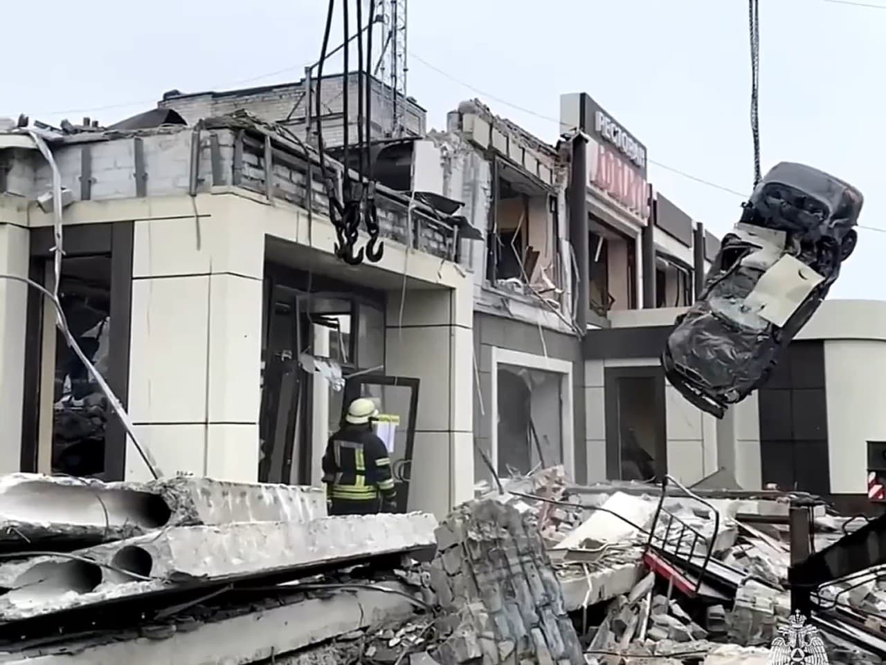 Zamestnanci ruského ministerstva pre mimoriadne situácie pracujú pri zrútenej pekárni po útoku ukrajinských jednotiek