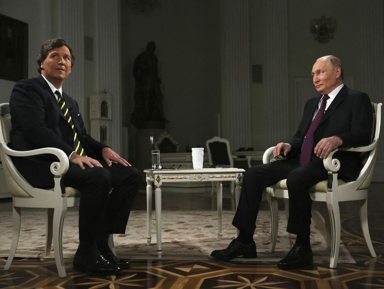 Tucker Carlson a Vladimir Putin počas rozhovoru v Moskve.