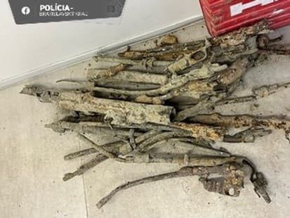 Pri výkopových prácach v Bratislave našli časti starých zbraní