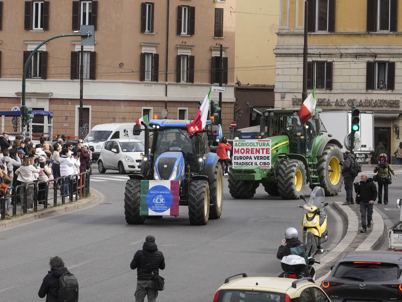 Poľnohospodárske traktory jazdia v Ríme na protest proti vláde a poľnohospodárstvu 
