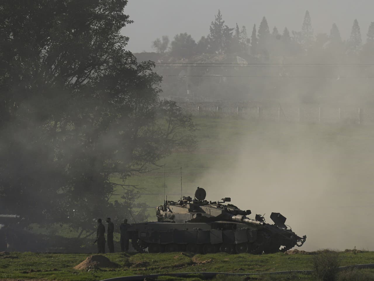 Izraelskí vojaci pri hraniciach s pásmom Gazy na juhu Izraela v nedeľu 7. januára 2024.