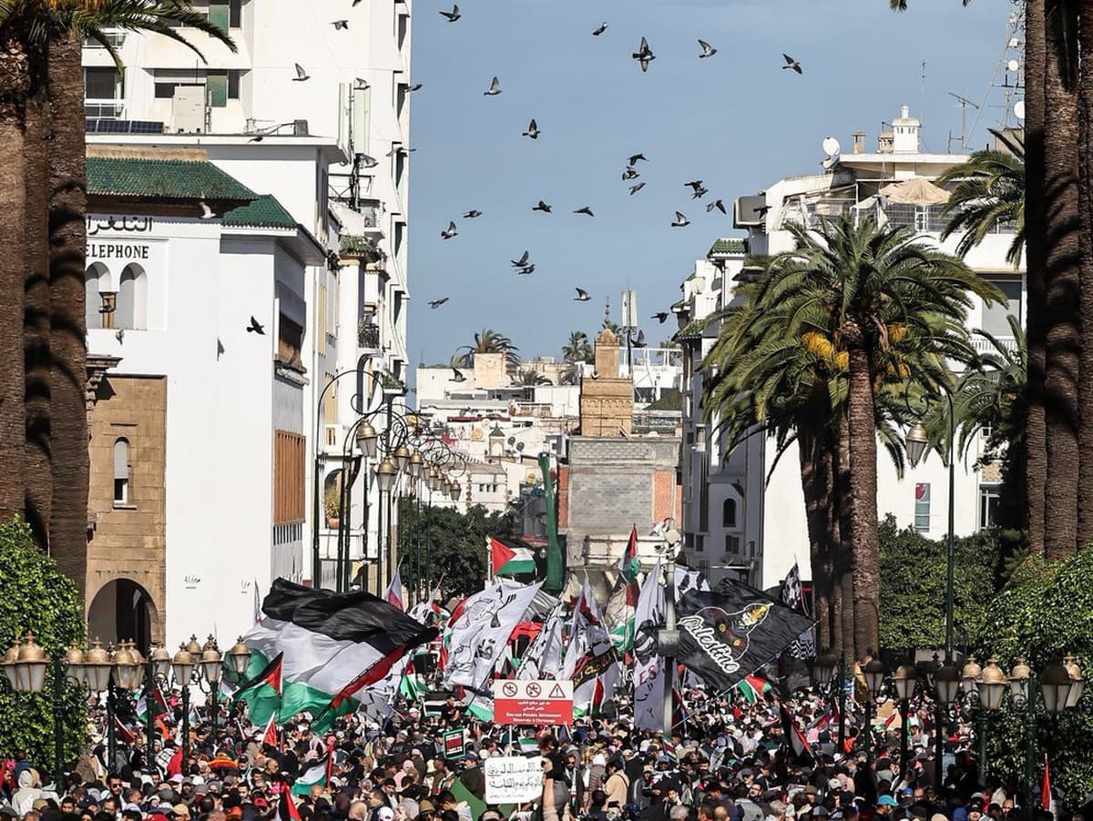 Tisíce Maročanov v uliciach Rabatu protestovali proti izraelskej genocíde v Gaze