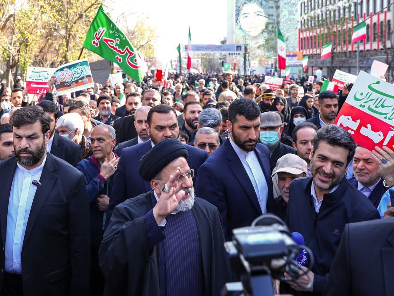 Iránsky prezident Ebrahim Raisi medzi ľuďmi na oslavách 45. výročia víťazstva islamskej revolúcie