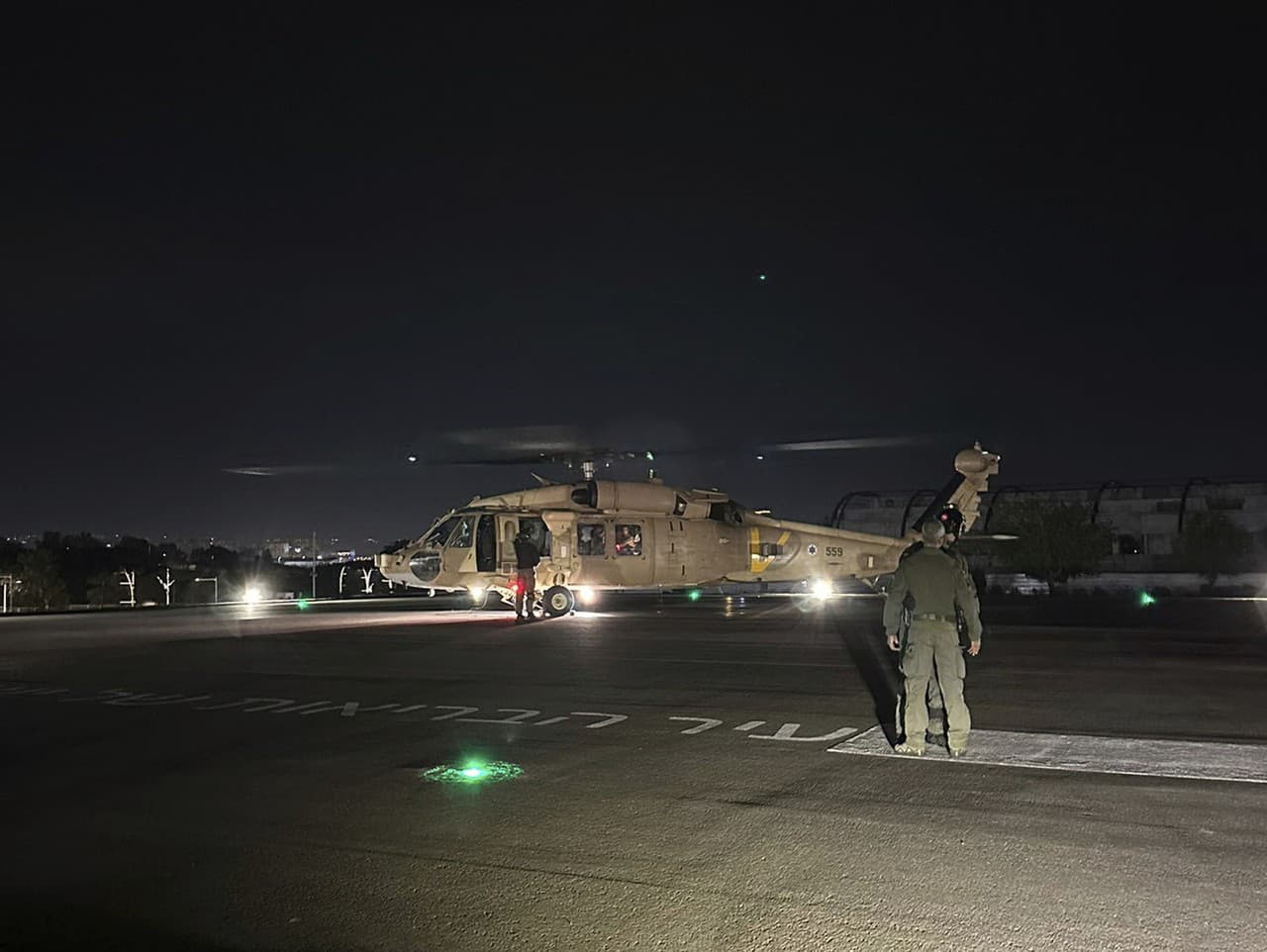 Na snímke poskytnutej izraelskou armádou je vrtuľník izraelských vzdušných síl, ktorý preváža dvoch prepustených rukojemníkov v zdravotníckom centre Sheba v izraelskom meste Ramat Gan v pondelok 12. februára 2024.