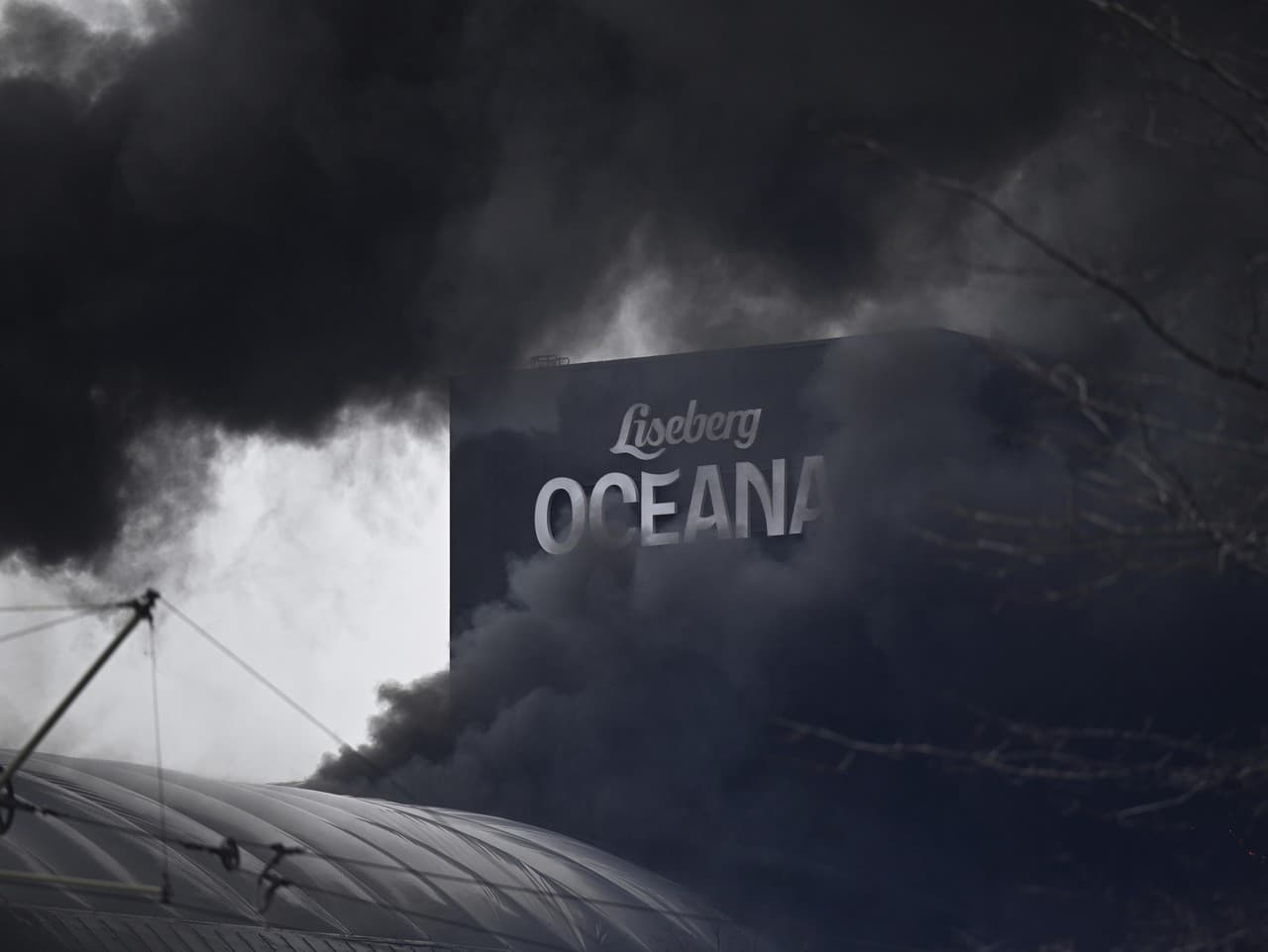 Dym stúpa po vypuknutí požiaru v novom vodnom svete Oceana v zábavnom parku Liseberg vo švédskom Göteborgu v pondelok 12. februára 2024.