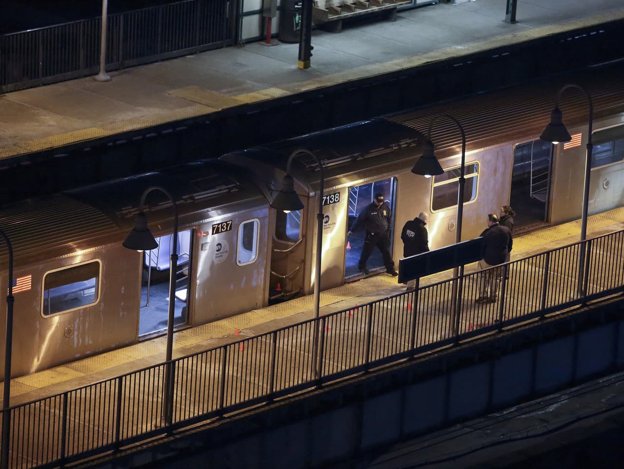 Na stanici metra v New Yorku sa strieľalo.