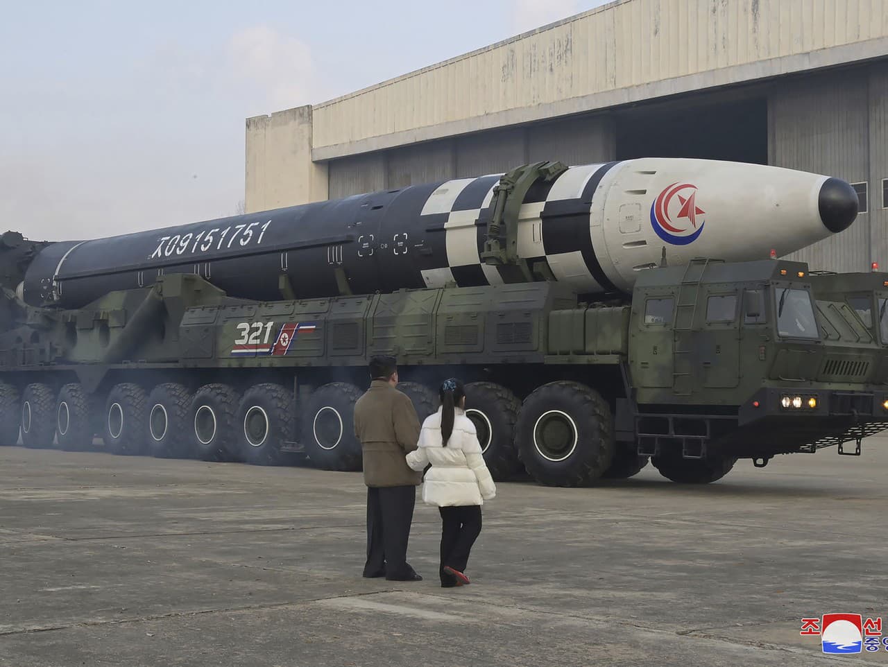 Kim Čong-un na teste jadrovej strely spolu so svojou dcérou Ju Ae.