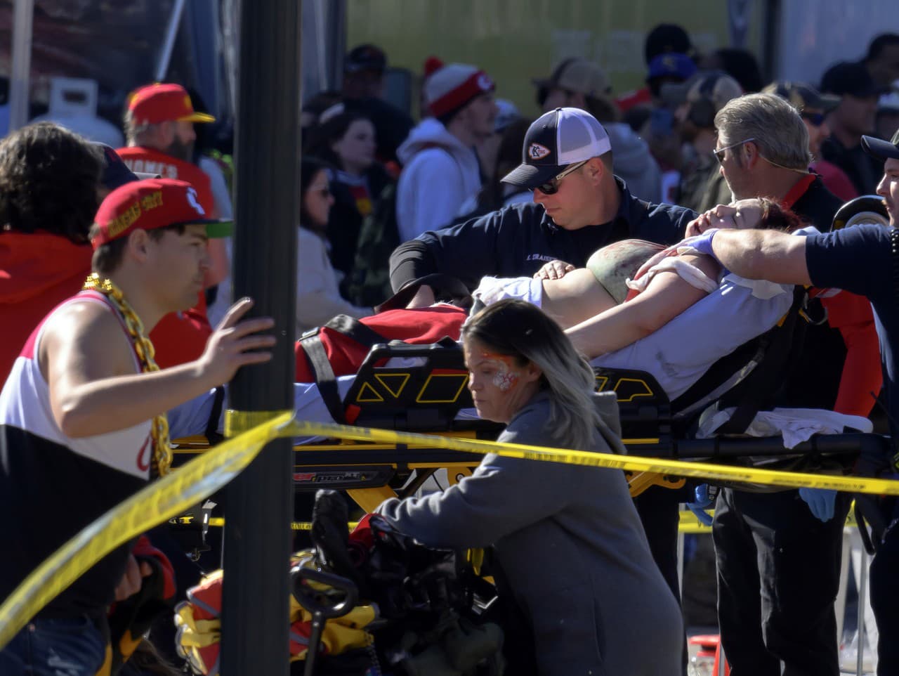 Príslušníci orgánov činných v trestnom konaní sa obzerajú po incidente po víťaznom sprievode Kansas City Chiefs v Kansas City.