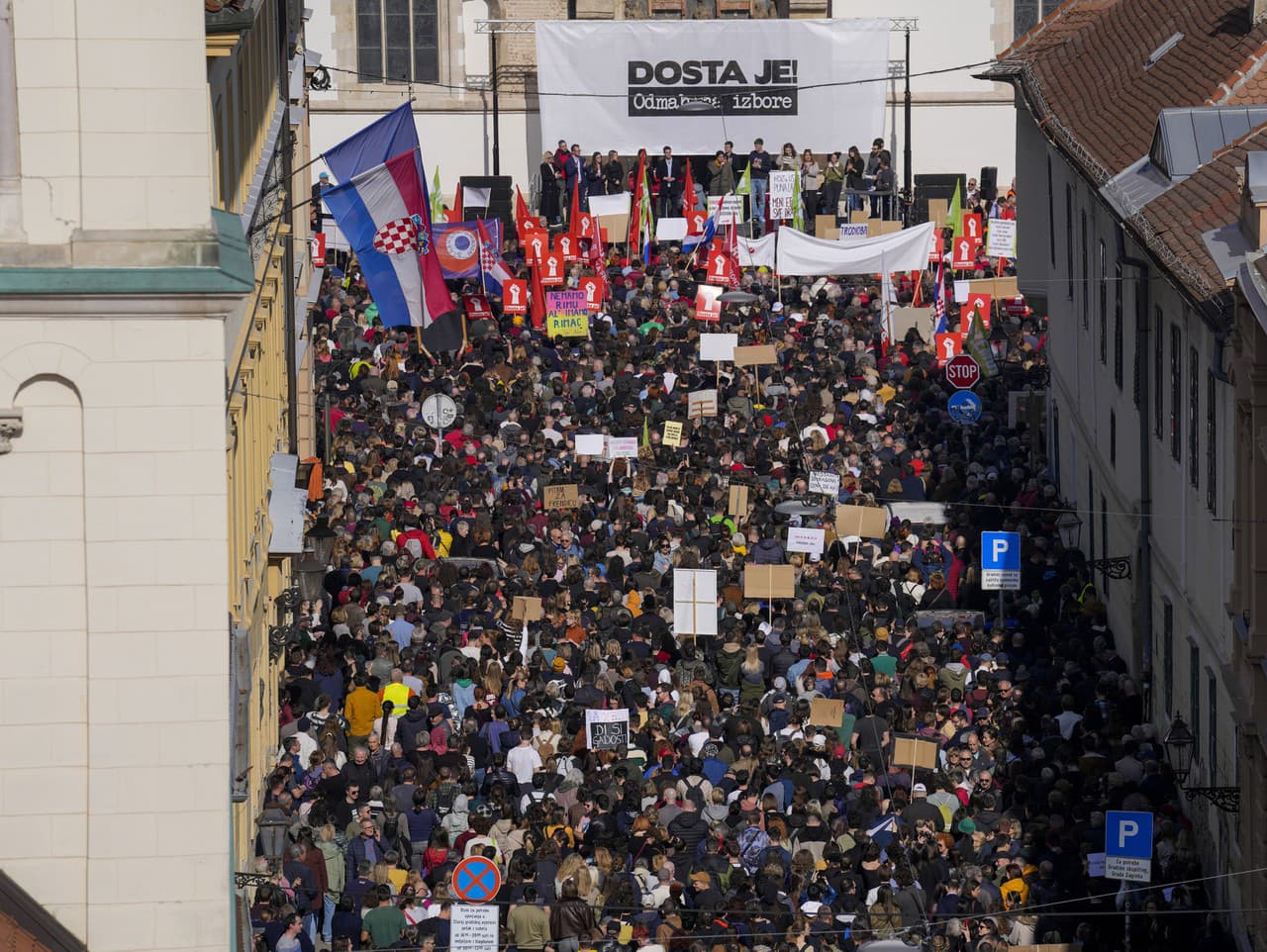 Protivládni demonštranti sa zhromažďujú na námestí sv. Marka v chorvátskom Záhrebe